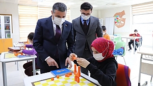 VALİ KURSİYERLERLE SOHBET ETTİ