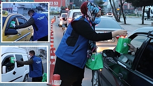 TRAFİĞE TAKILANLAR ORUÇLARINI YOLDA AÇTI