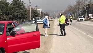 TRAFİKÇİLER, BOŞ YOLDA HIZ YAPANLARI ENSELEDİ!