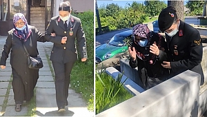 DÜZCE'DE JANDARMA MELAHAT ANNEYİ ŞEHİT OĞLUNUN MEZARINA GÖTÜRDÜ