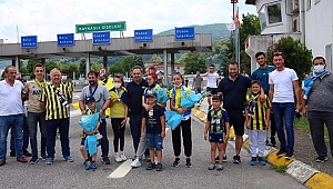 FENERBAHÇE'YE ÇİÇEKLİ KARŞILAMA