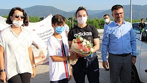 MİLLİ HALTERCİMİZ GİŞELERDE ÇİÇEKLERLE KARŞILANDI