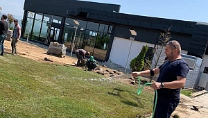35 DERECE SICAKTA ÇİM SULADI, DİKKATLERİ ÇEKTİ! 