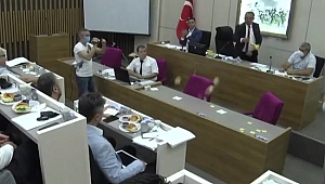 BOLU BELEDİYE BAŞKANI ÖZCAN, AKP'LİLERE ÇAY FIRLATTI!