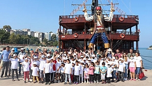 İLK KEZ GEZİ TEKNESİNE BİNEN ÇOCUKLAR GÖNÜLLERİNCE EĞLENDİ
