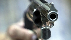 CİNNET GEÇİREN GENÇ BABASINI VE KUZENİNİ ÖLDÜRDÜ 