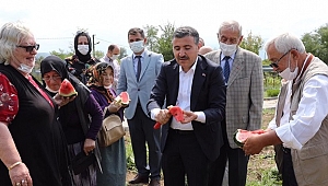 VALİ KARPUZ KESTİ, MISIR PİŞİRDİ