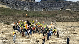 MİNİKLER ANTİK TİYATRODA BALON UÇURDU