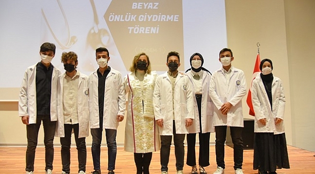 BEYAZ ÖNLÜKLERİNİ GİYDİLER