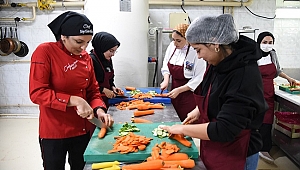 DÜZCE ÜNİVERSİTESİ'NİN YEMEK KURSU YOĞUN İLGİ