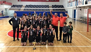 YILDIZ KIZ VOLEYBOLDA BİLGİ ORTA OKULU BİRİNCİ