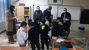 AKADEMİSYENLER MİNİK ÖĞRENCİLERİ ZİYARET EDEREK HEDİYE VERDİ