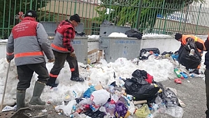 AKÇAKOCA'DA KAR ALTINDA KALAN ÇÖPLER TOPLANIYOR