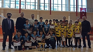 KÜÇÜK ERKEKLER VOLEYBOLDA ŞAMPİYON BAHAETTİN GÜÇLÜ ORTA OKULU