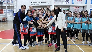 KÜÇÜK KIZLAR VOLEYBOLDA ŞAMPİYON TOKİ MEHMET AKİF ERSOY
