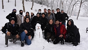 REKTÖR SÖZÜNÜ TUTTU, ÖĞRENCİLERLE KARDAN ADAM YAPTI