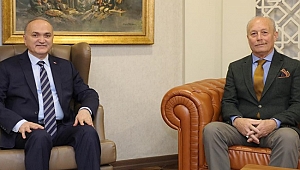 AKP'Lİ ÖZLÜ'NÜN SİYASİ DANIŞMANI DP YÖNETİCİSİ ÇIKTI!