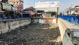 BİR BECERİKSİZLİK DAHA! BELEDİYE ÇUKURDA KALDI!