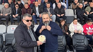 KAPOĞLU'NDAN CENK ERDEM'E TEŞEKKÜR PLAKETİ