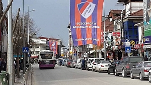 DÜZCE KIRMIZI LACİVERT BAYRAKLARLA DONATILACAK