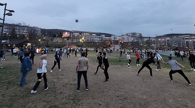 REKTÖRDEN ÖĞRENCİLERE SİTEM: KAMPÜSTE EĞLENİN AMA...