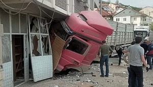 TIR DÜKKANA DALDI