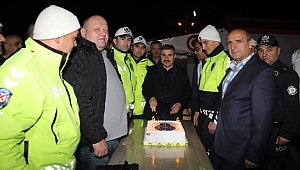 VALİ ATAY POLİSLERLE PASTALI KUTLAMA YAPTI