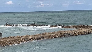 AKÇAKOCA'DA DALGALAR MENDİREK İNŞAATINI YIKTI