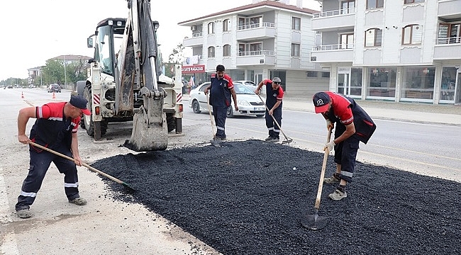 BOZULAN YOLLARA ASFALT DÖKÜLMEYE BAŞLANDI