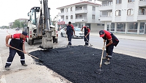 BOZULAN YOLLARA ASFALT DÖKÜLMEYE BAŞLANDI