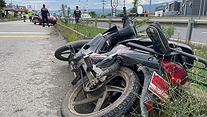 OTOMOBİL MOSOTİKLETE ÇARPTI, SÜRÜCÜ AĞIR YARALANDI
