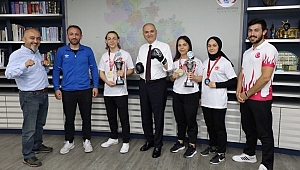 ÖZLÜ BOKS ELDİVENLERİNİ GİYİP GARDINI ALDI!