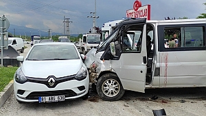 TRAFİK IŞIĞI ARIZALANDI, ARAÇLAR BİRBİRİNE GİRDİ: 11 YARALI