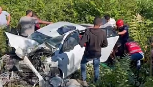 YOLDAN ÇIKAN OTOMOBİL HENDEĞE UÇTU: 3 YARALI