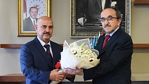 YENİ REKTÖR KOLTUĞA OTURDU