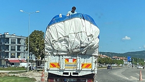 KAMYON TEPESİNDE TEHLİKELİ YOLCULK