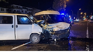 OKUL SERVİSİ KAZA YAPTI: 8 YARALI