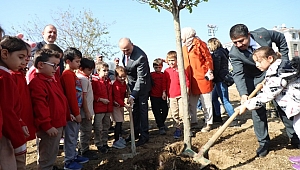 BAŞKAN ÖZLÜ ÇOCUKLARLA FİDAN DİKTİ