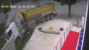 FRENİ BOŞALAN KAMYON TAKSİ DURAĞINA DALDI