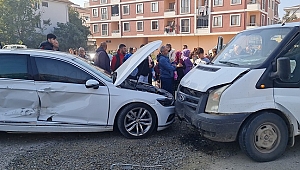 KAVŞAKTA KAZA, 5 YARALI