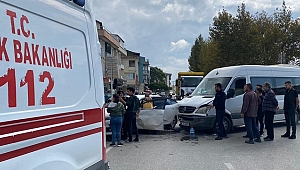 MİNİBÜS OTOMOBİLE ÇARPTI, 3 KİŞİ YARALANDI