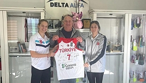 KADIN BASKETÇİLERDEN VOLKAN ÖZER'E MİLLİ FORMA