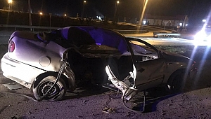OTOMOBİL DİREĞE ÇARPTI: 3 YARALI