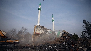 AĞIR HASARLI ÇİLİMLİ MERKEZ CAMİSİ DE YIKILDI