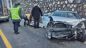 OTOMOBİL DUVARA ÇARPTI: 2 YARALI