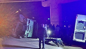 DAMPERİ AÇIK KALAN KAMYON KÖPRÜYE ÇARPTI