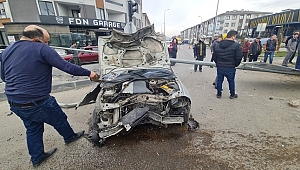 ELEKTRİK DİREĞİNE ÇARPAN ARAÇ HURDAYA DÖNDÜ
