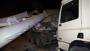 FRENİ PATLAYAN TIR KAZA YAPTI