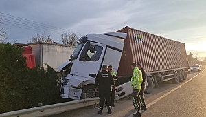 SÜRÜCÜSÜ UYUYAN TIR ŞARAMPOLE DEVRİLDİ