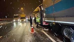 YOLCU OTOBÜSÜ TIR'A ÇARPTI: 5 YARALI